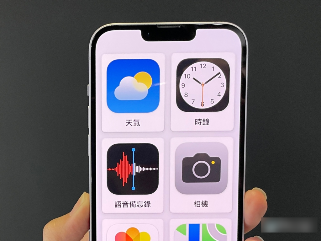 在 iPhone 上开启' 长辈模式 '！ 免再担心字太小，一键设置即可把App放大